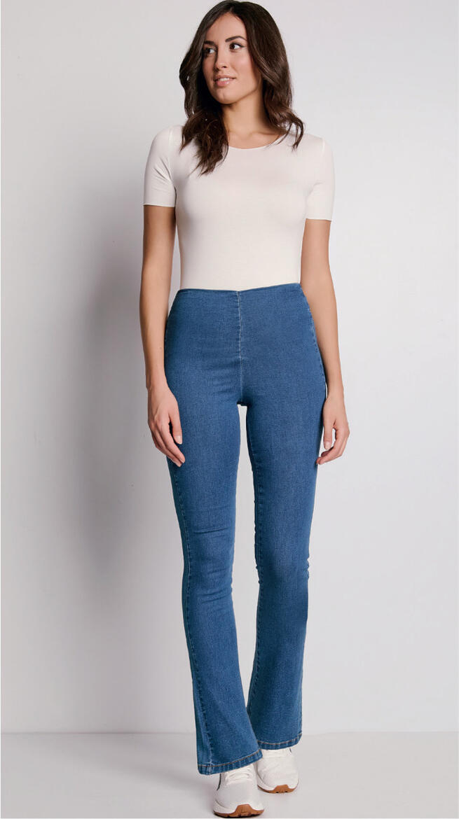 JEANS DONNA LEGGERO CON VESTIBILITA A ZAMPA BuyBuy24 Abbilgiamento e Biancheria